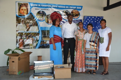 Don de livres et matériels informatiques au Centre de Formation Sainte Thérèse de l&#039;enfant Jésus