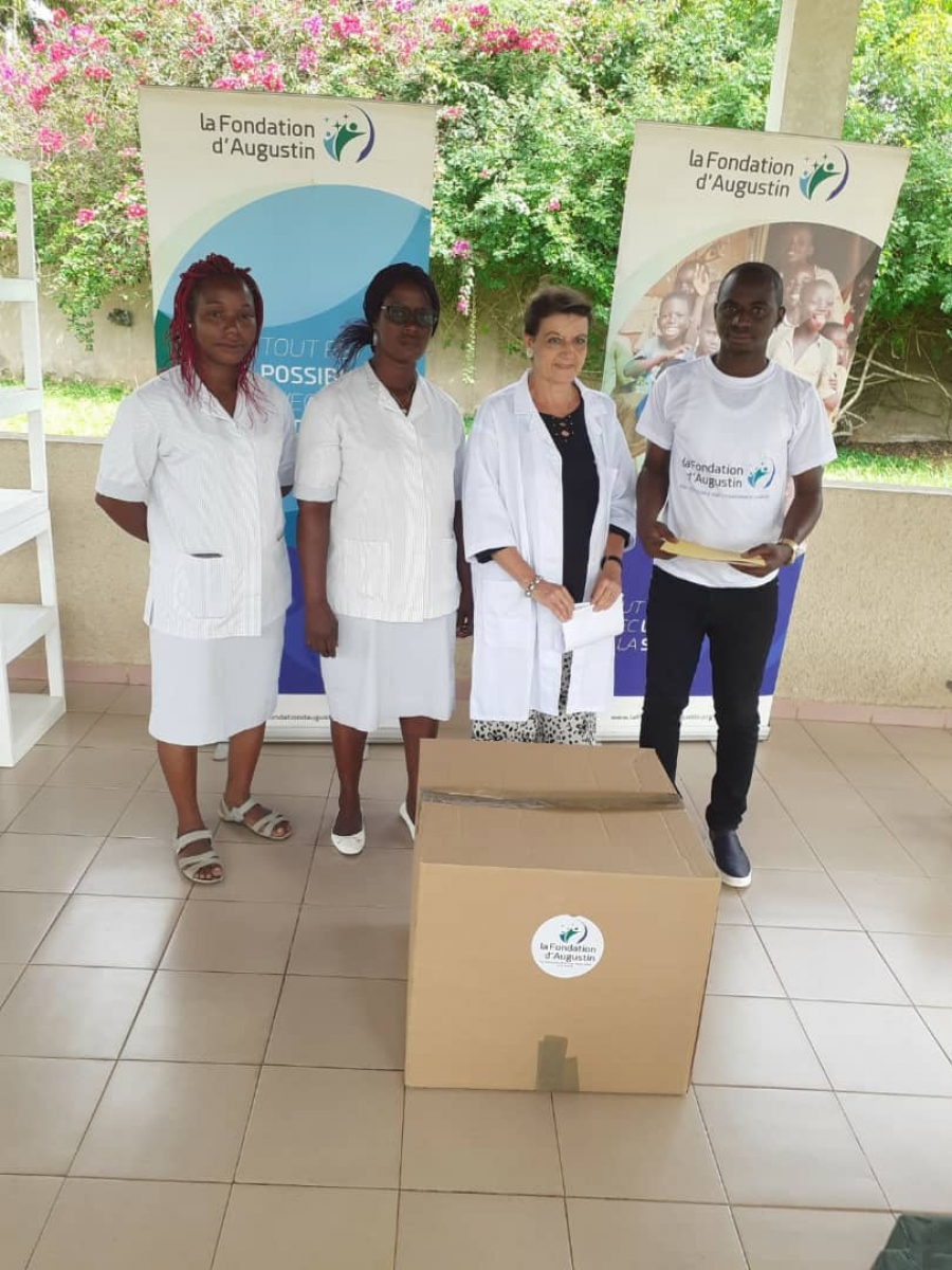 Remise de médicaments au centre d&#039;éducation rurale ILOMBA de Bingerville